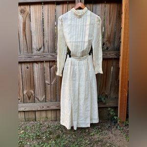 Elegant vintage 2-piece linen and lace wedding dress